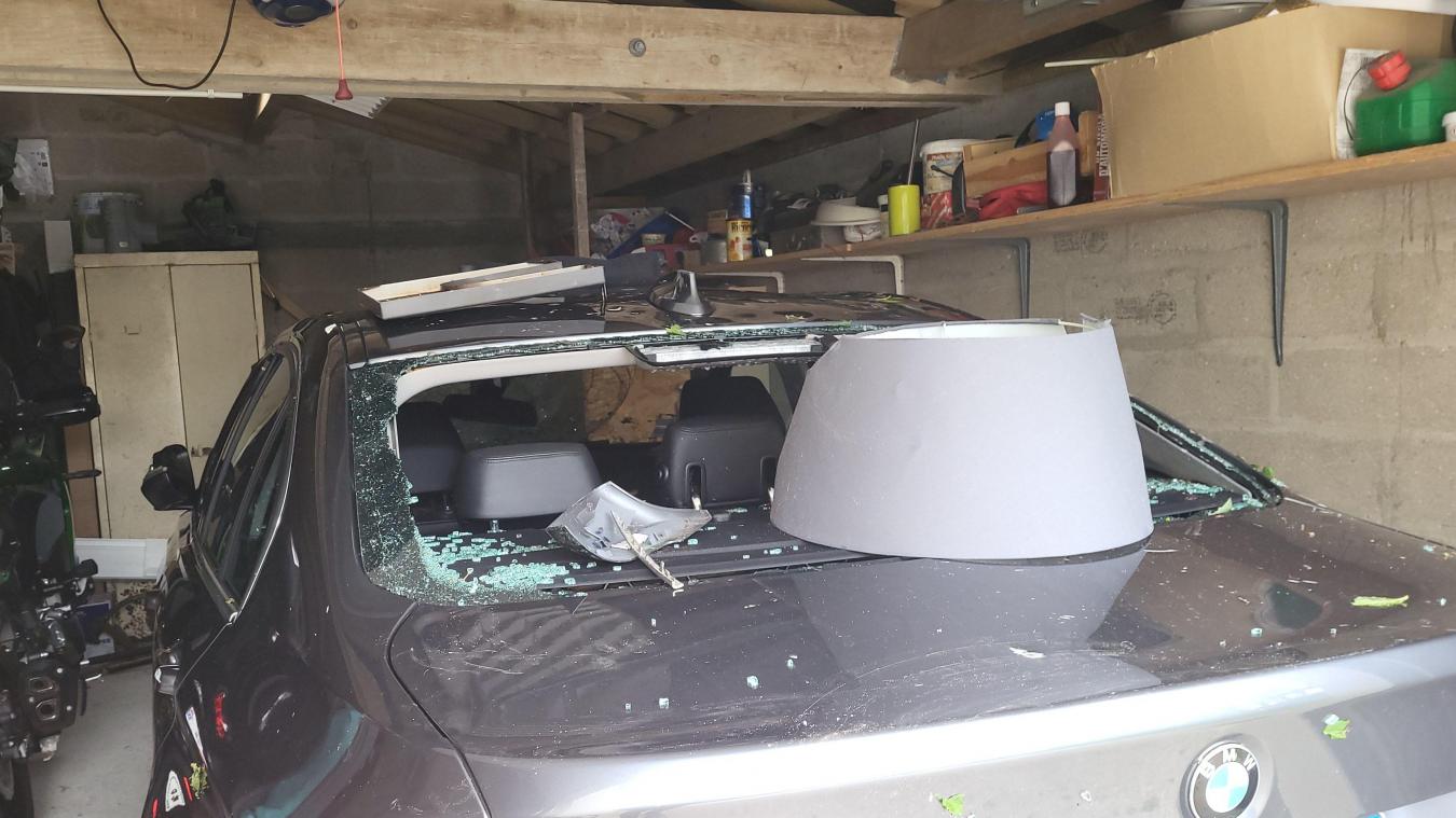 La grêle a détruit le pare-brise et lourdement endommagé la carrosserie du véhicule de l'une des filles de Nadine