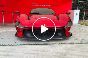 Lire la suite à propos de l’article Regardez la Ferrari Daytona SP3 prouver pourquoi elle vaut plus de 2 millions de dollars