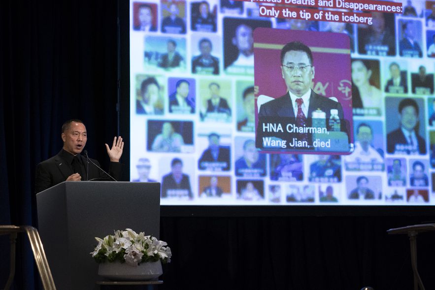 Le milliardaire chinois en exil Guo Wengui, un personnage controversé se targuant d'être un opposant au régime chinois, à New York lors d'une conférence de presse, le 27 janvier 2019