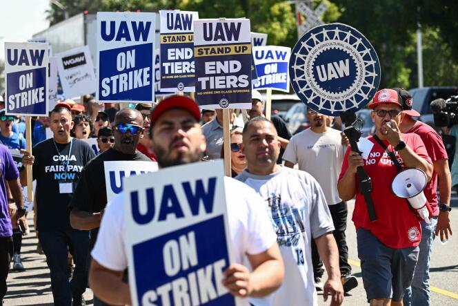 Des membres du syndicat UAW devant une usine Chrysler à Ontario (Californie), le 26 septembre 2023.