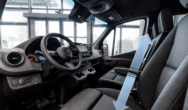 Le nom "Sprinter" est né en France. Inventé en 1991 pour le facelift du MB 100, c’est Mercedes-Benz France qui l’a utilisé pour la première fois.